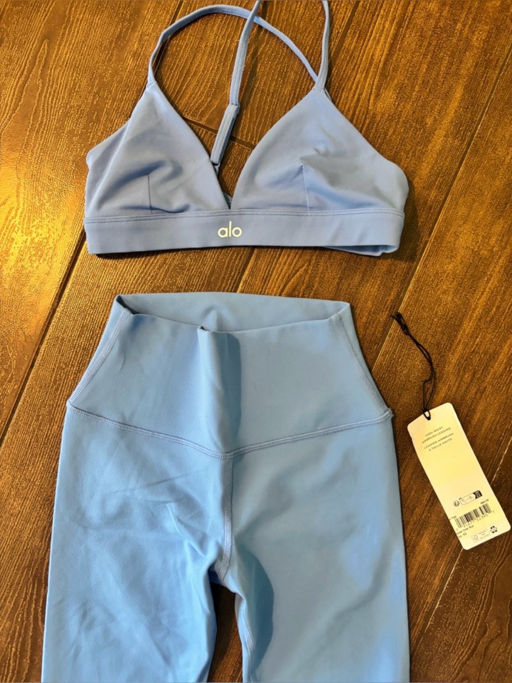 NWT ALO Yoga Splendor Bra & Airbrush Leggings Set XS/XXS
(Crystal Clear Blue)